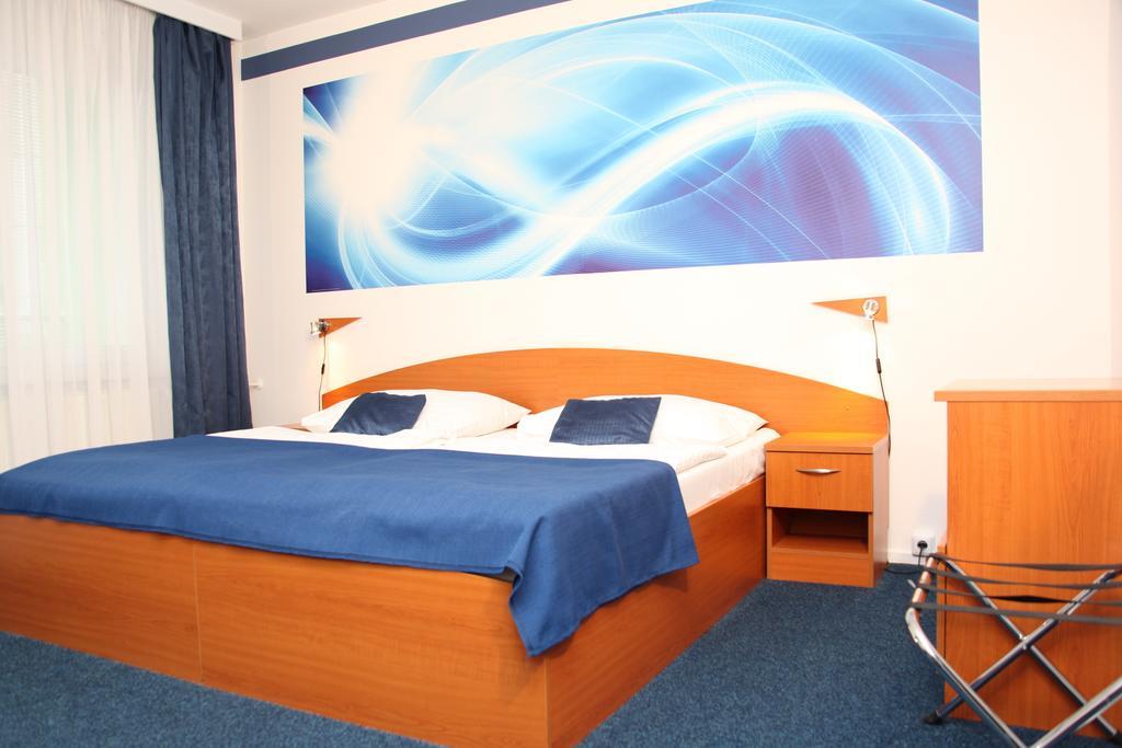 הודונין Hotel Krystal מראה חיצוני תמונה
