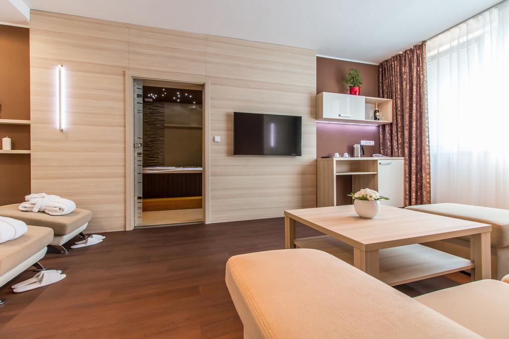 הודונין Hotel Krystal מראה חיצוני תמונה