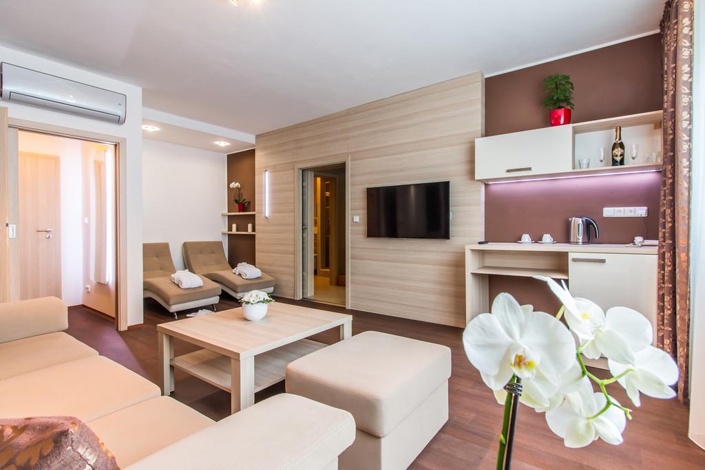 הודונין Hotel Krystal מראה חיצוני תמונה