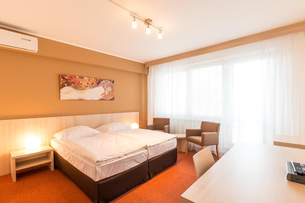 הודונין Hotel Krystal מראה חיצוני תמונה
