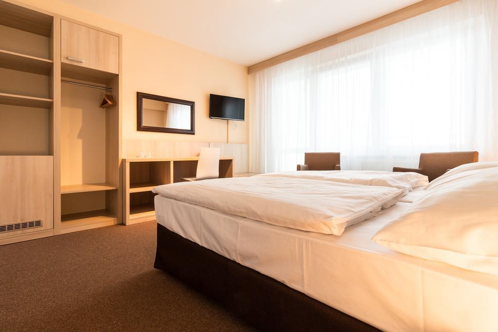 הודונין Hotel Krystal מראה חיצוני תמונה
