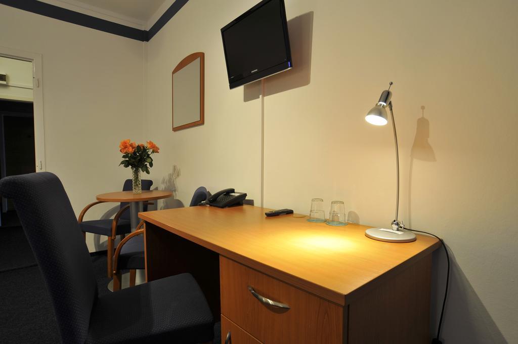 הודונין Hotel Krystal מראה חיצוני תמונה